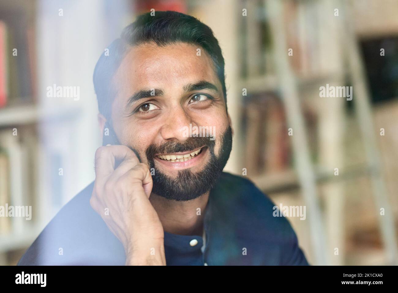 Feliz hombre de negocios indio hablando por teléfono haciendo llamadas, primer plano. Foto de stock