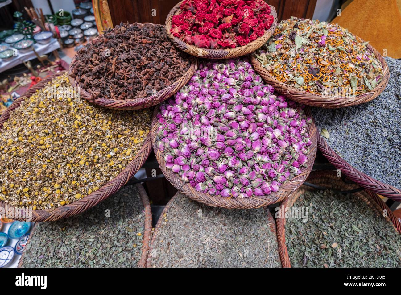 flores secas para cocinar y decoración aromática, marrakech, marruecos, áfrica. Foto de stock