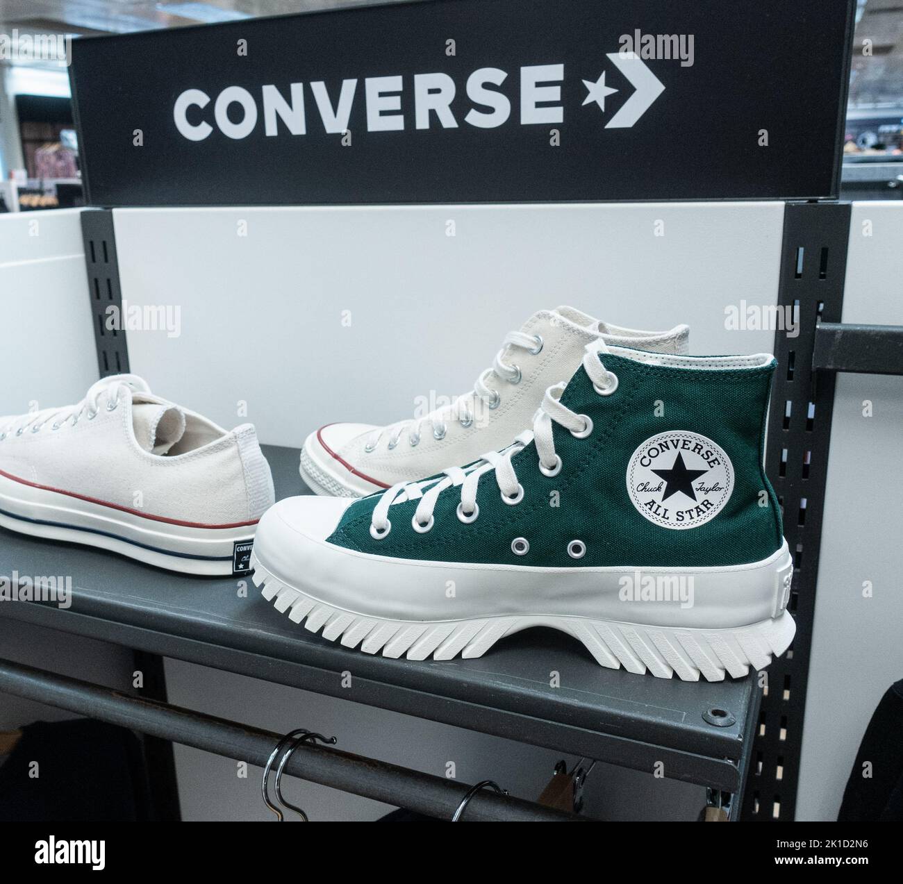 Zapatillas Converse Chuck Taylor All Stars con diseño de pata. Guardar la pantalla. Foto de stock