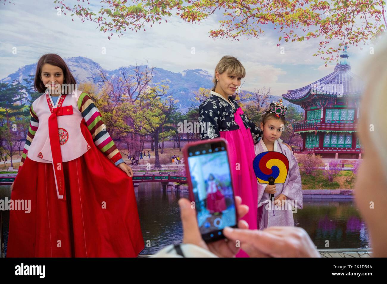 Moscú, Rusia. 17th de septiembre de 2022. Los rusos son fotografiados con trajes nacionales coreanos durante el Festival Nacional Coreano de Chuseok en el centro de exposiciones VDNH en Moscú, Rusia Foto de stock