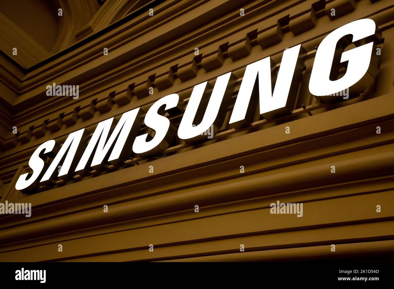 La marca Samsung se ve en una antrance de una tienda de la compañía Foto de stock