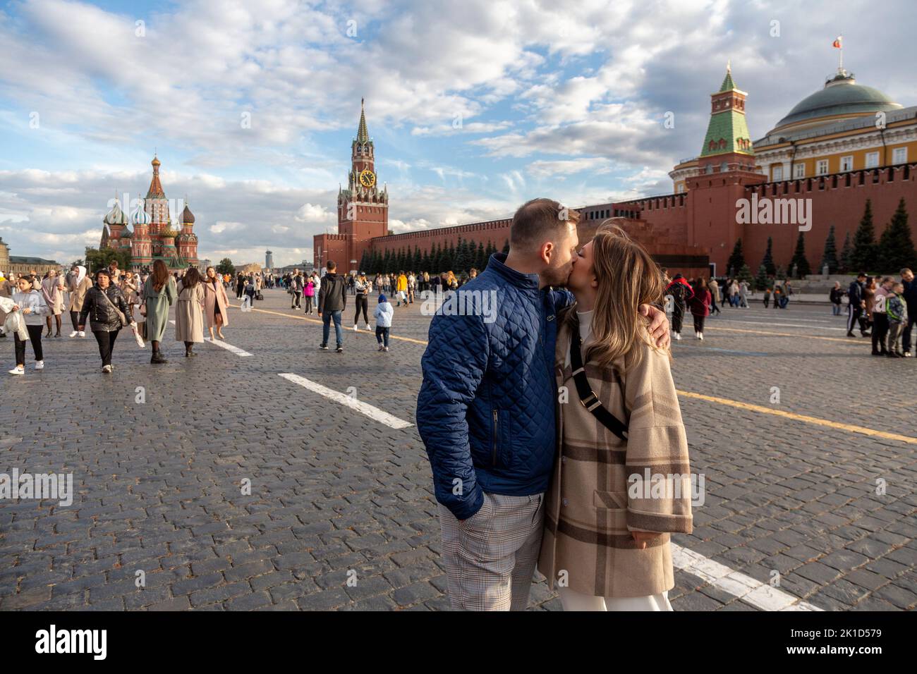 Moscú, Rusia. 17th de septiembre de 2022. La gente camina por la Plaza Roja al fondo de la Catedral de San Basilio y el Kremlin en el centro de Moscú en un soleado día de otoño, Rusia Foto de stock