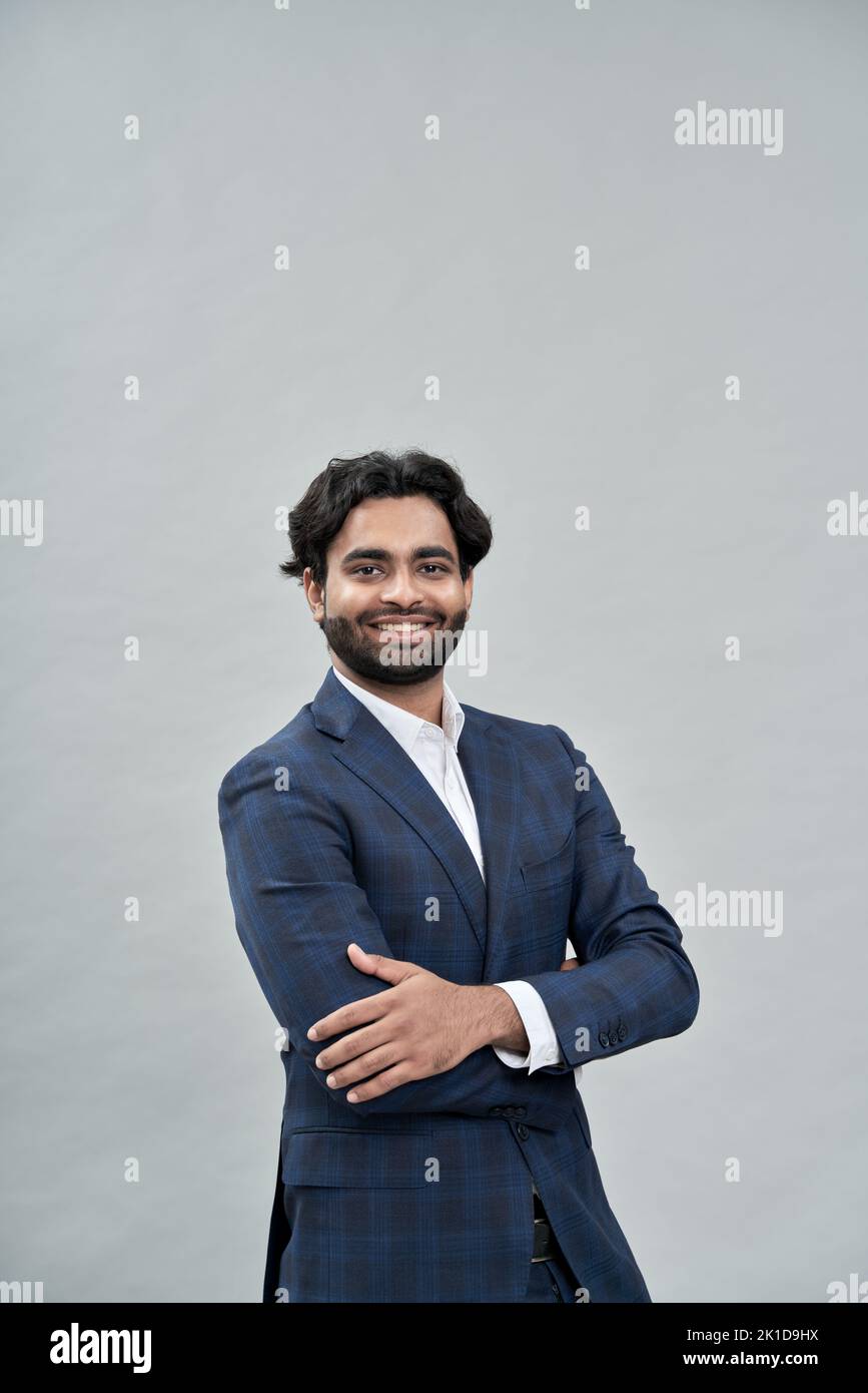 Feliz éxito joven indio árabe hombre de negocios con traje, retrato Foto de stock