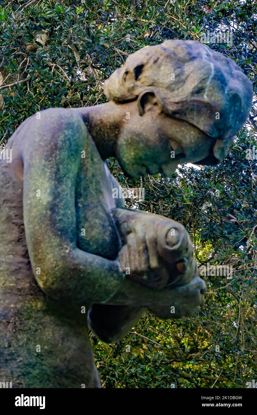 “Lágrimas de tristeza Lágrimas de alegría”, una escultura de Stephen Spears, rinde homenaje a los veteranos militares del parque Henry George Bluff en Fairhope, Alabama. Foto de stock
