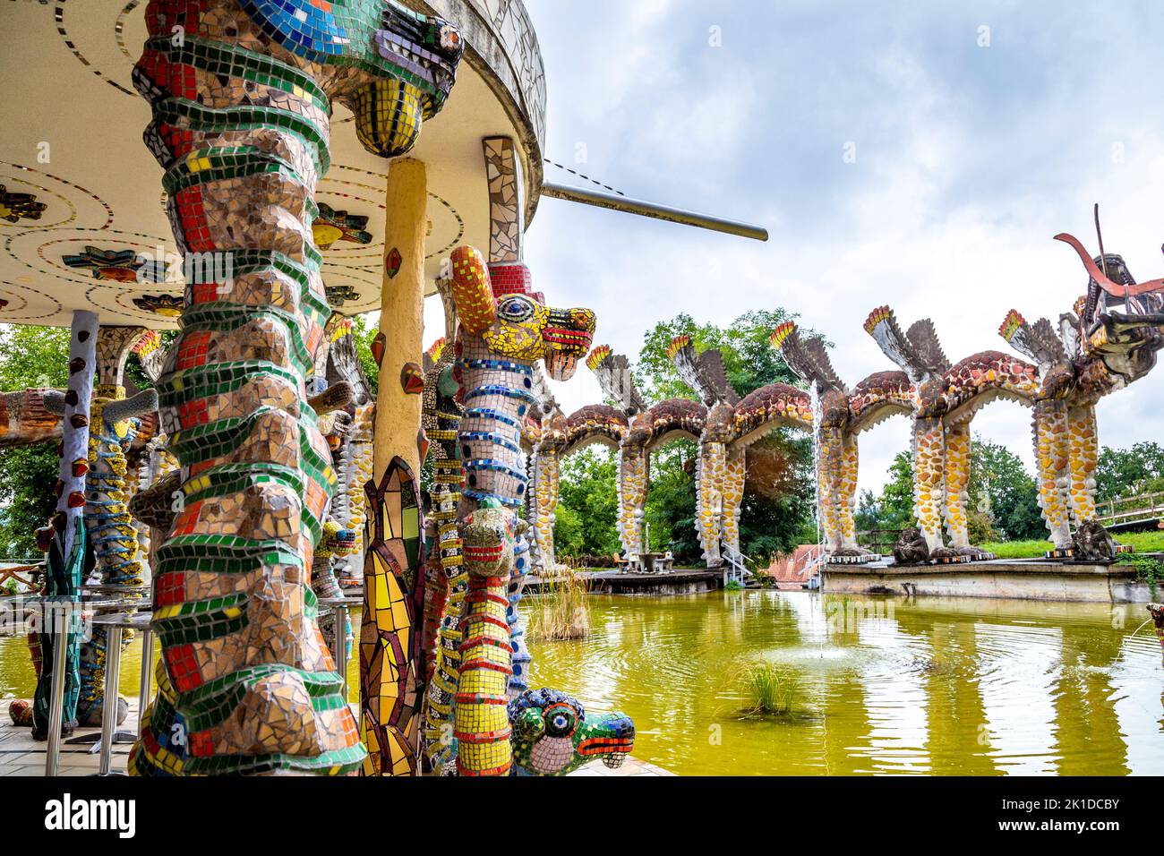El jardín de agua (Wassergarten) con esculturas de mosaicos de hormigón en el parque Bruno Weber, Dietikon, Suiza Foto de stock