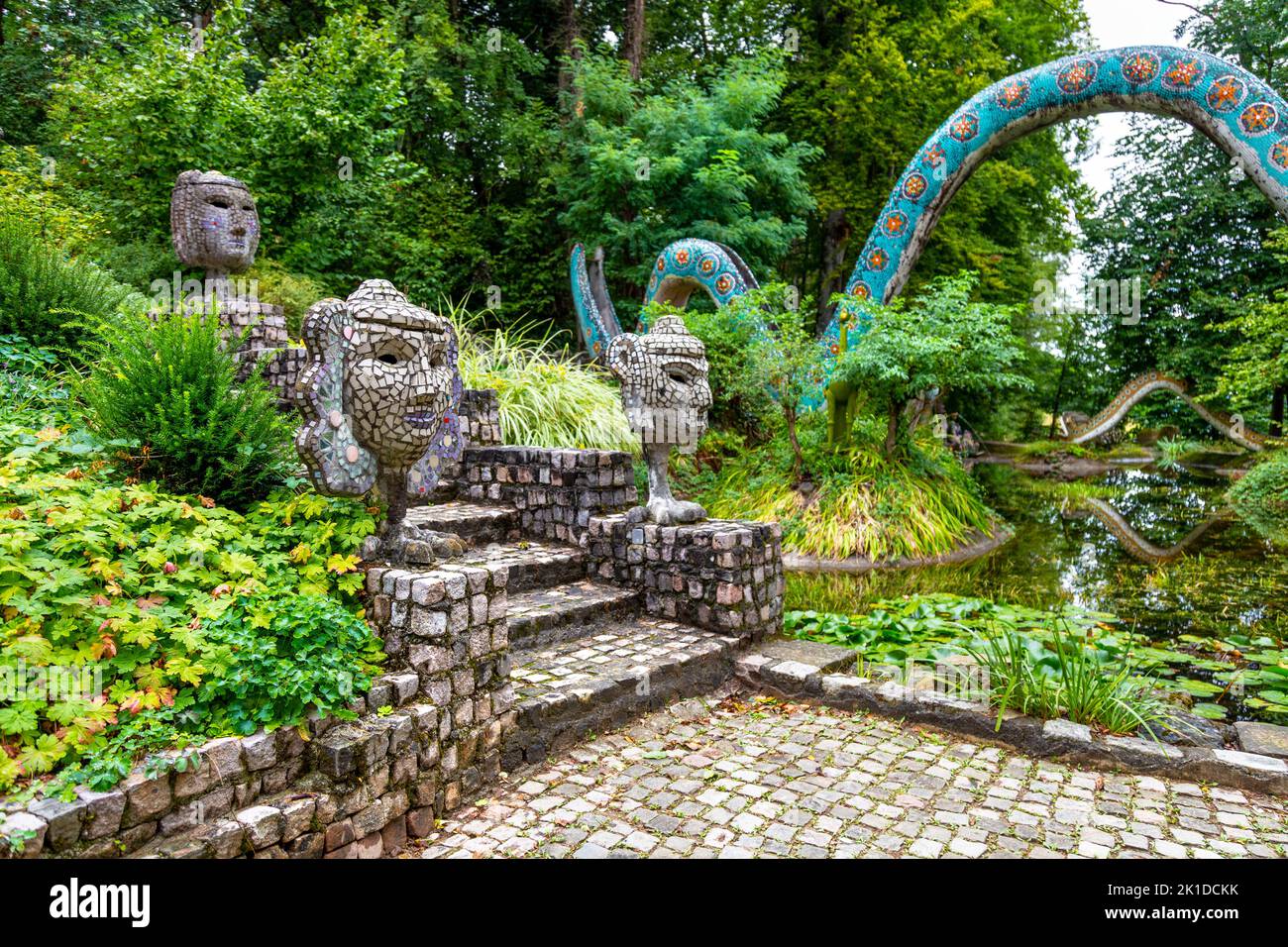 Mosaico esculturas de hormigón que decoran el bosque mágico en el parque Bruno Weber, Dietikon, Suiza Foto de stock
