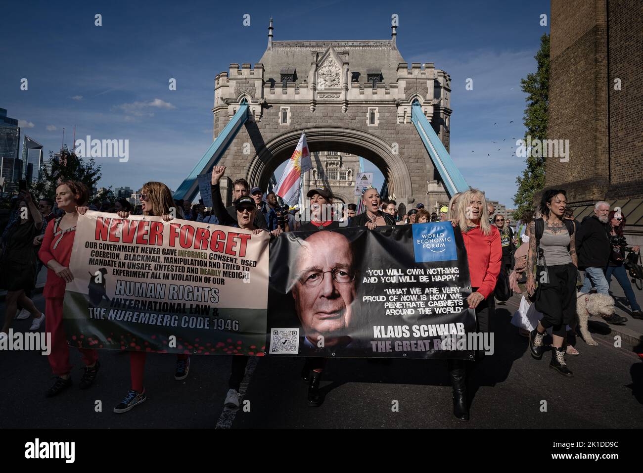 Londres, Reino Unido. 17th de septiembre de 2022. una marcha de protesta contra la libertad de gobierno que incluye a manifestantes anti-vax que cruzan el Tower Bridge. Crédito: Guy Corbishley/Alamy Live News Foto de stock