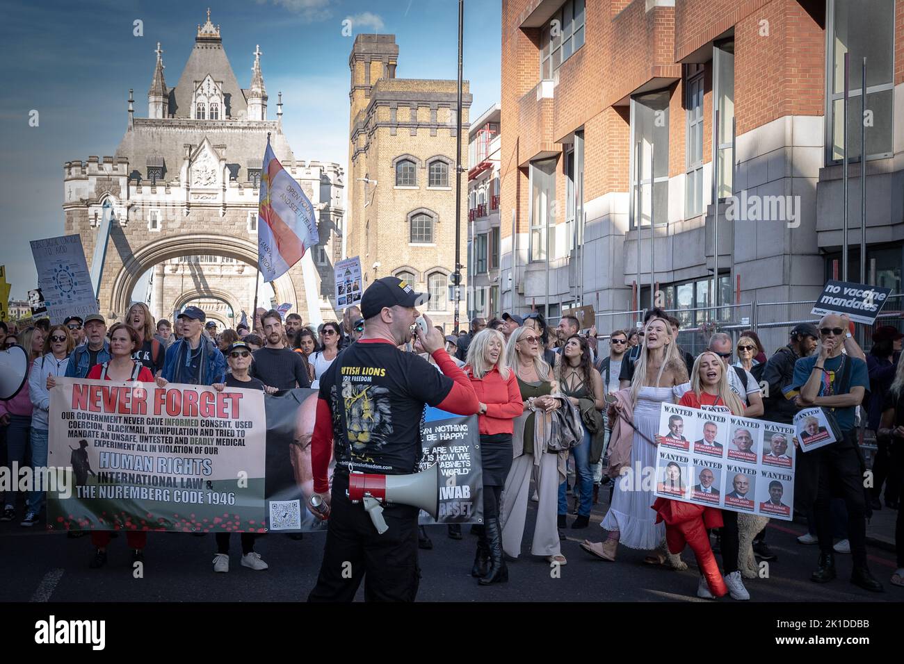 Londres, Reino Unido. 17th de septiembre de 2022. una marcha de protesta contra la libertad de gobierno que incluye a manifestantes anti-vax que cruzan el Tower Bridge. Crédito: Guy Corbishley/Alamy Live News Foto de stock