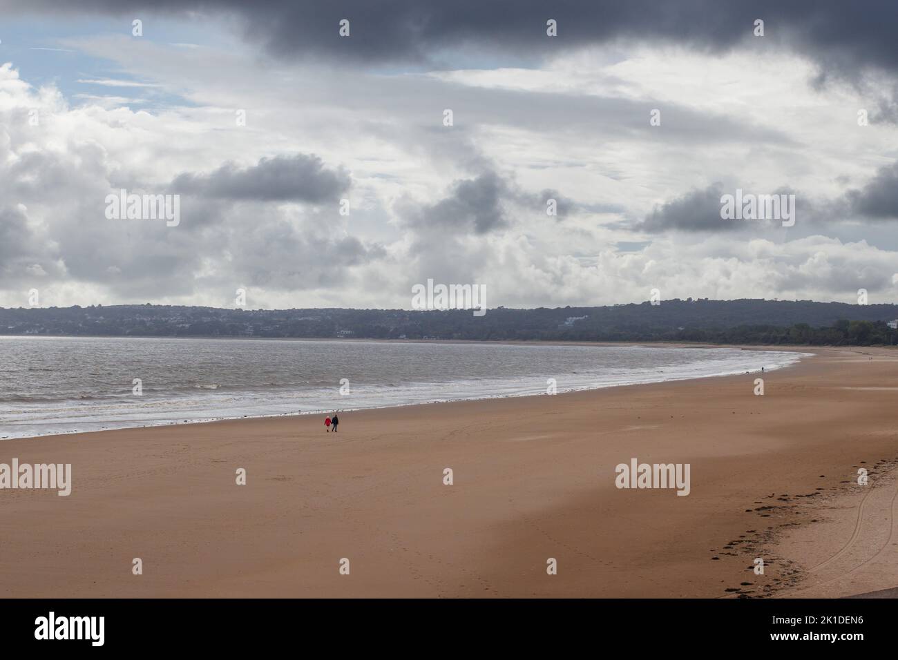 Una vista desde la playa de Swansea mirando hacia las Mumbles a última hora de la tarde a principios de septiembre. Foto de stock