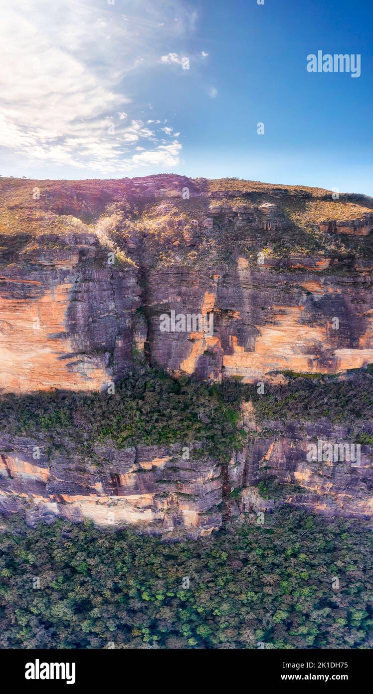 Panorama vertical de profundos acantilados rocosos bajo el mirador de Lincoln en las Montañas Azules de Australia. Foto de stock