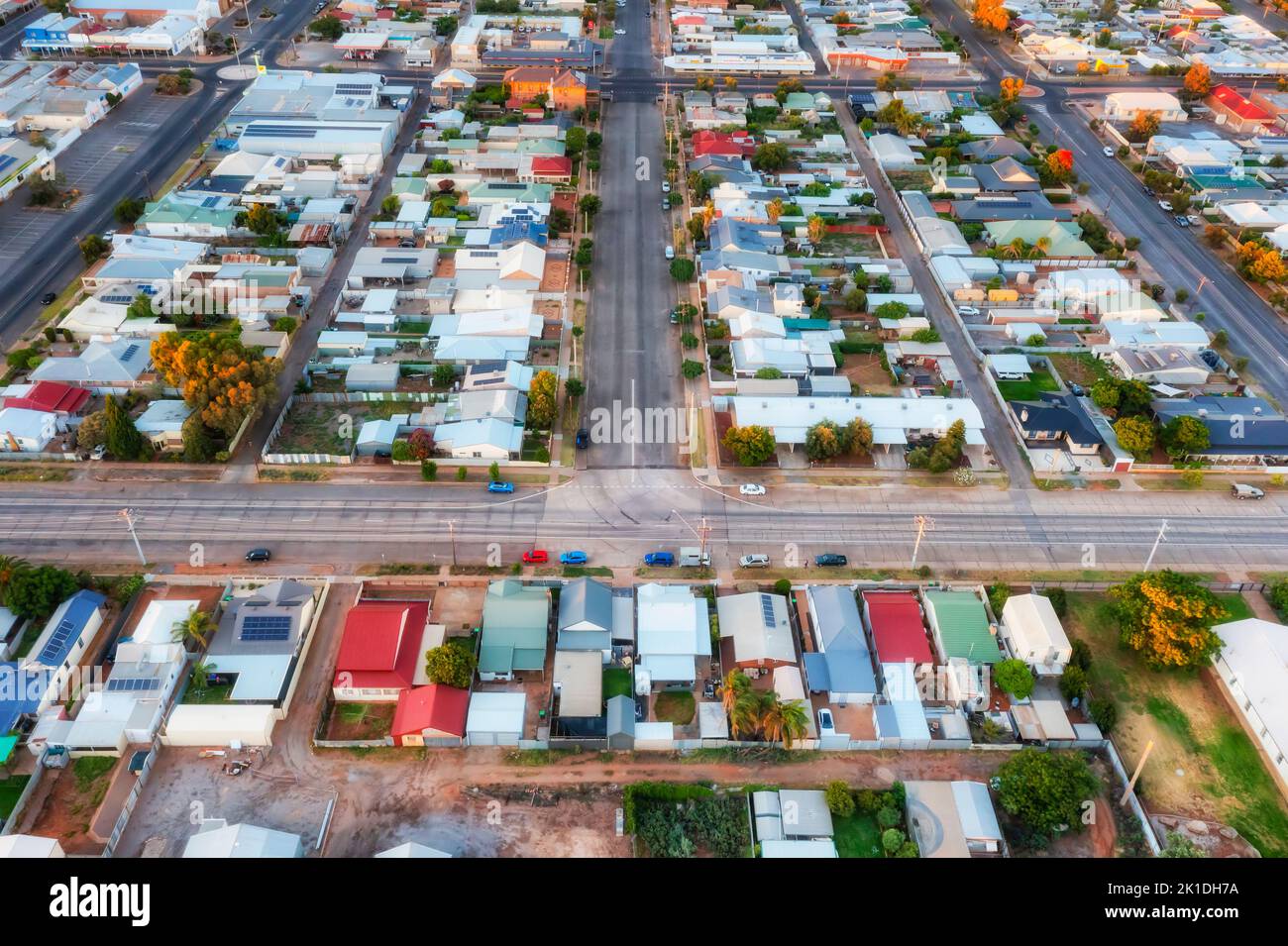 Calles residenciales del centro de la ciudad de Broken Hill en vista aérea desde arriba al amanecer, la capital del Outback de Nueva Gales del Sur, Australia. Foto de stock