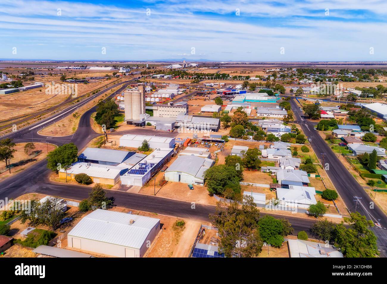 Torres de elevación de cultivos de grano y almacenes en la ciudad rural regional de Moree de Australia - vista aérea. Foto de stock
