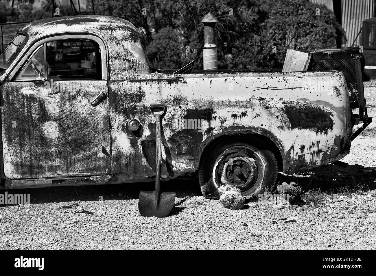 Antiguo vehículo de camión de la herrumbre blanco-negro en la ciudad de la mina de ópalo de Lightning Ridge del Outback australiano. Foto de stock