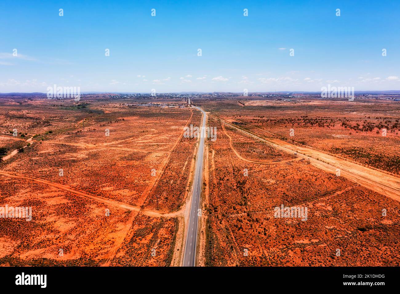 Autopista Silver City desde Adelaida a Broken Hill en la entrada de Broken Hill City en el Outback australiano de suelo rojo. Foto de stock