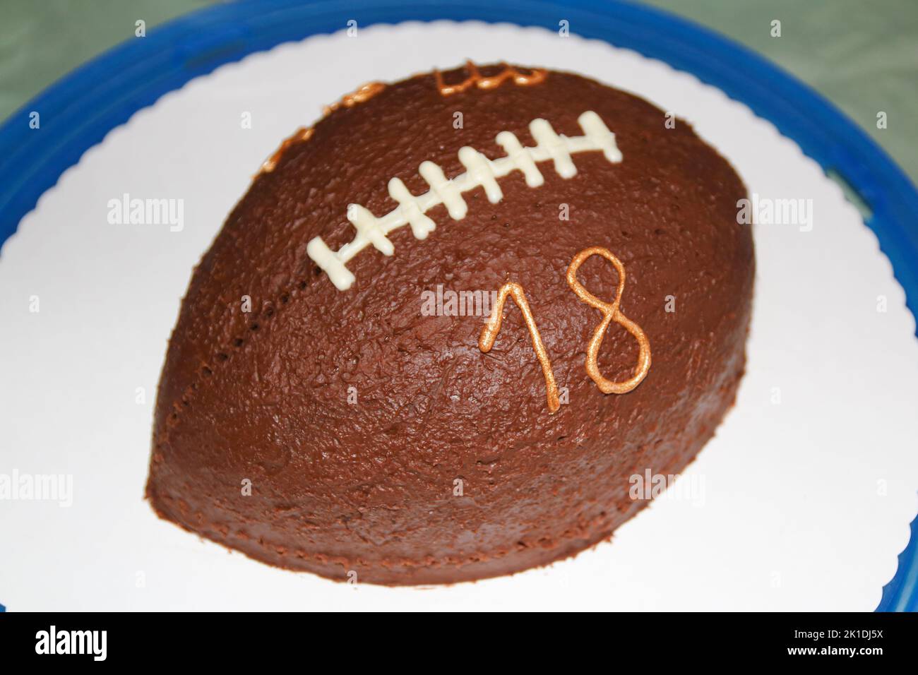 Fútbol Kuchen mit Schokoladen und Zuckerschrift und der Ziffer 18 Foto de stock