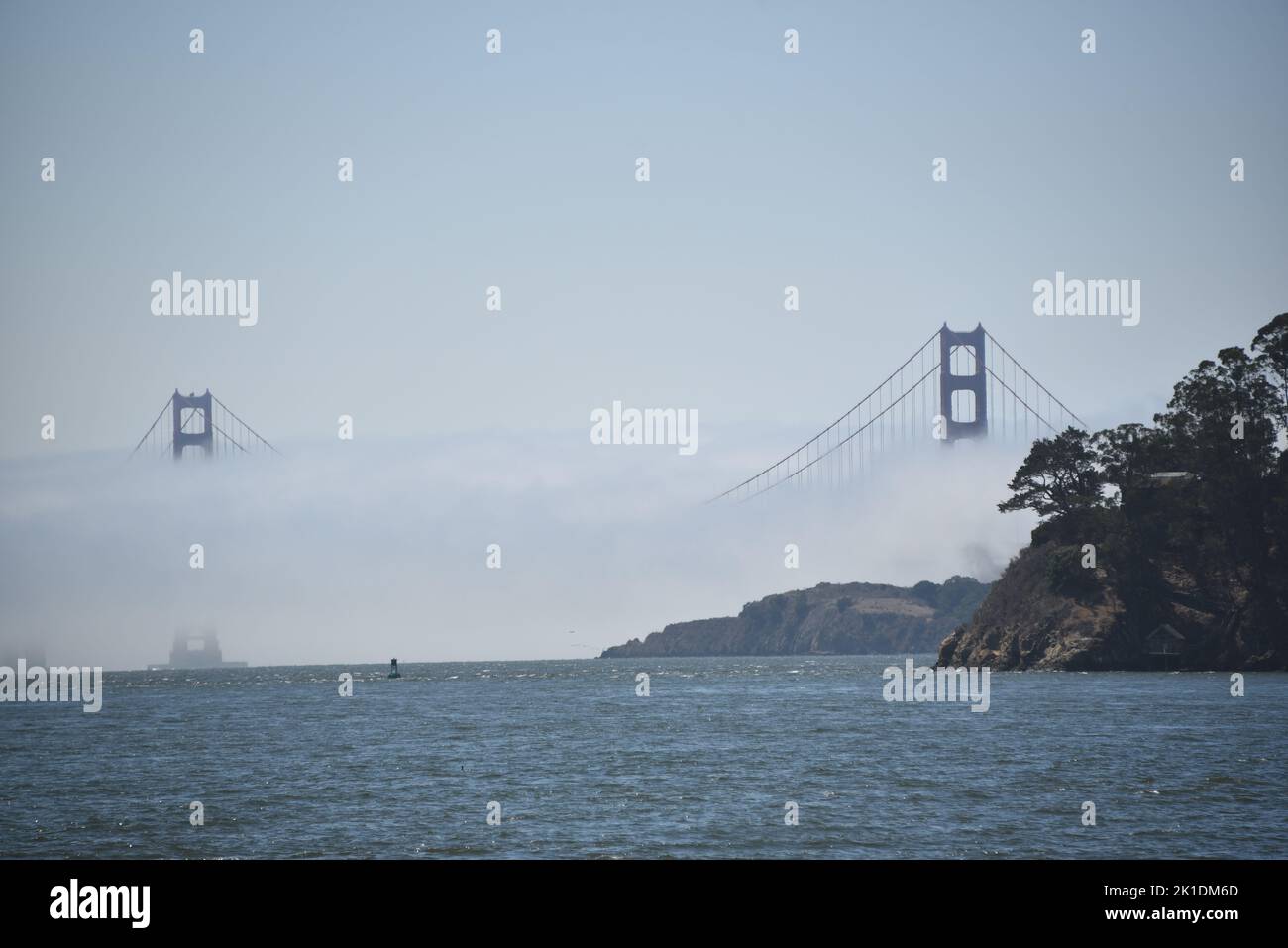 California- San Francisco- Vista panorámica de gran formato del empañado puente Golden Gate visto desde el otro lado de la bahía en el condado de Marin. Foto de stock
