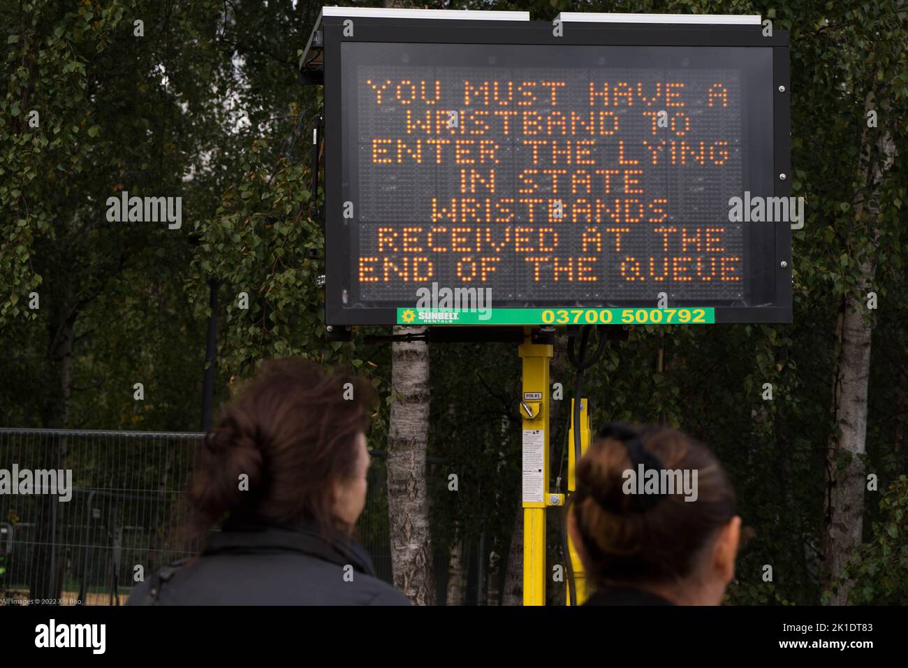 Información Pantalla LED de advertencia a la gente que se une a las colas a lo largo de las orillas del río Támesis para pagar su respeto a la reina Londres Reino Unido Foto de stock
