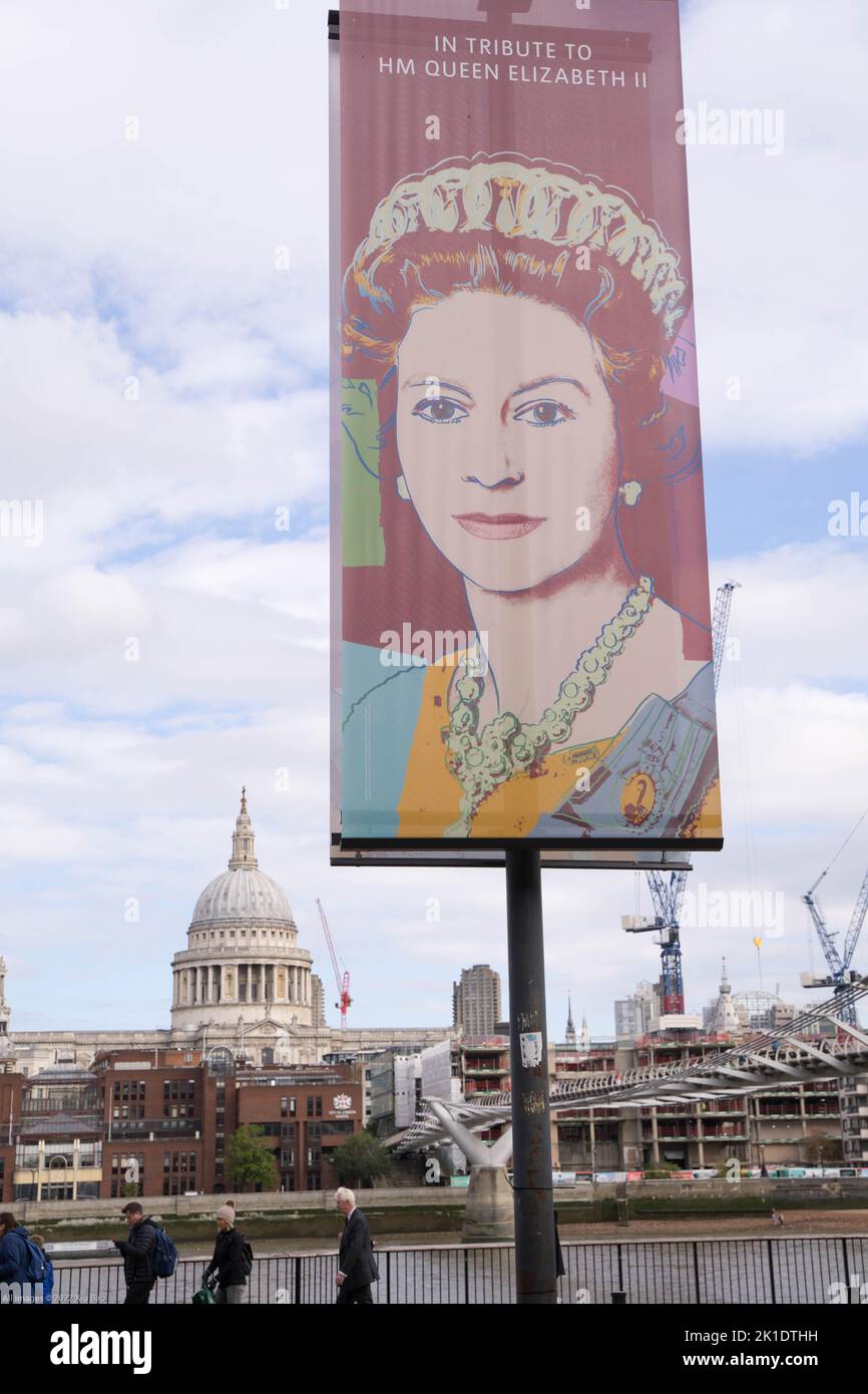 Retrato de HM la reina Isabel II visto en la orilla sur de Londres Reino Unido Foto de stock