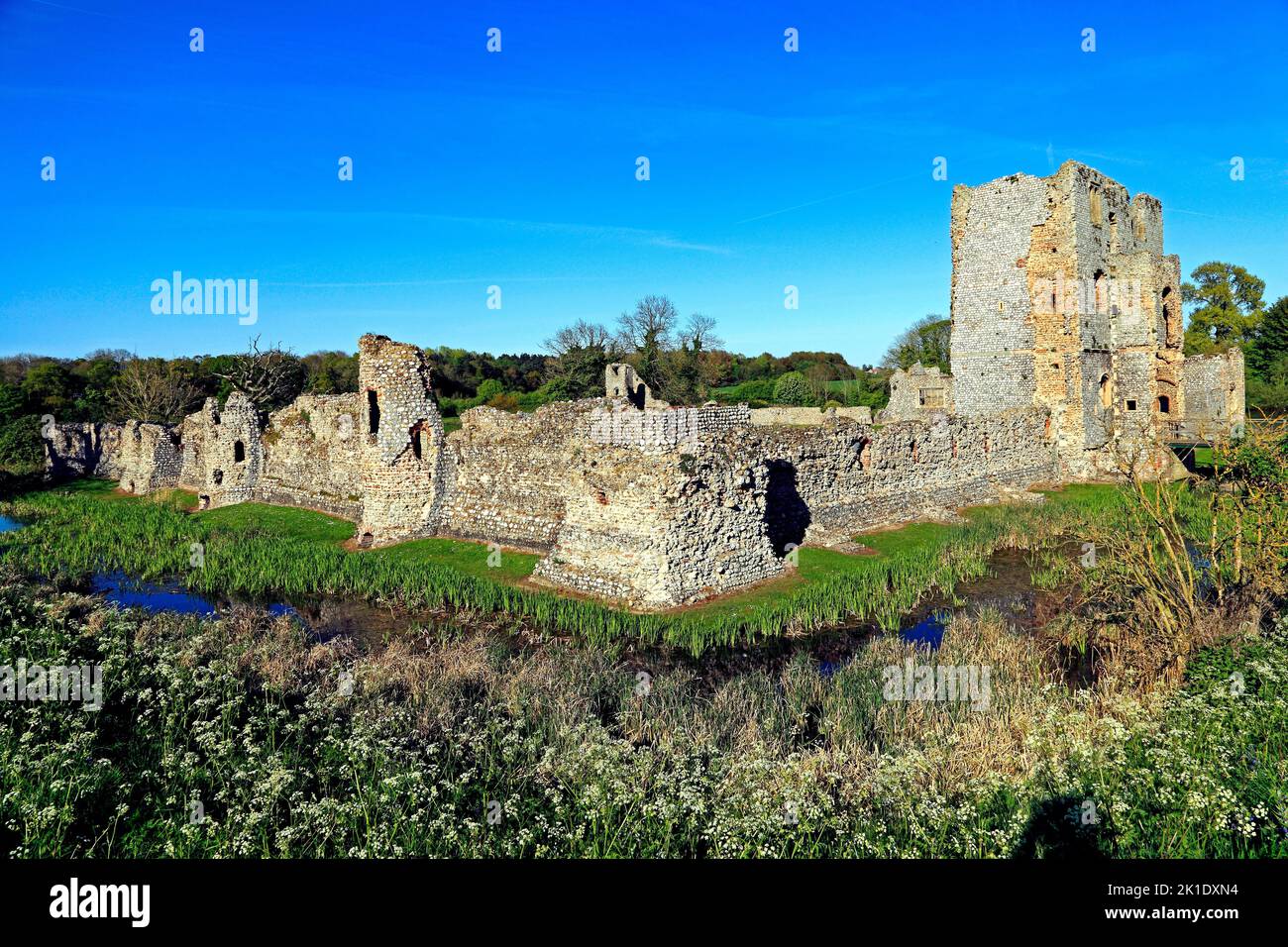 Castillo de Baconsthorpe, siglo 15th, castillos medievales, Inner Gatehouse, foso y corte interior, Norfolk, Inglaterra, Reino Unido Foto de stock
