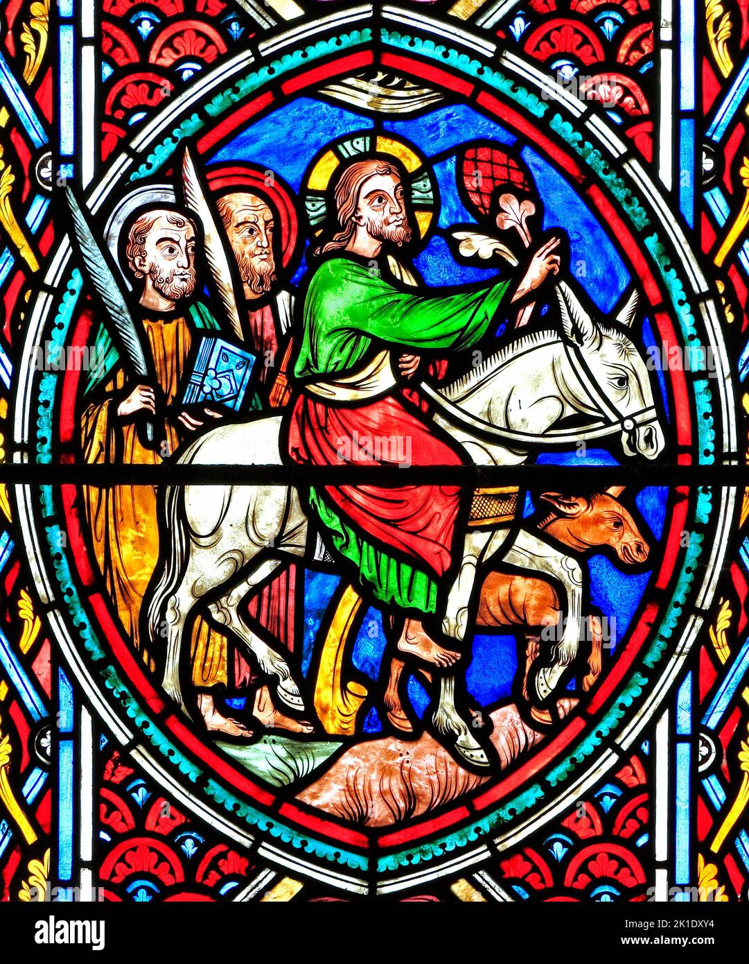 Jesucristo viaja a Jerusalén, en burro, con dos discípulos, Domingo de Ramos, Ventana de Pasión por Adolph Didron, 1860, vidrieras, iglesia de Feltwell Foto de stock