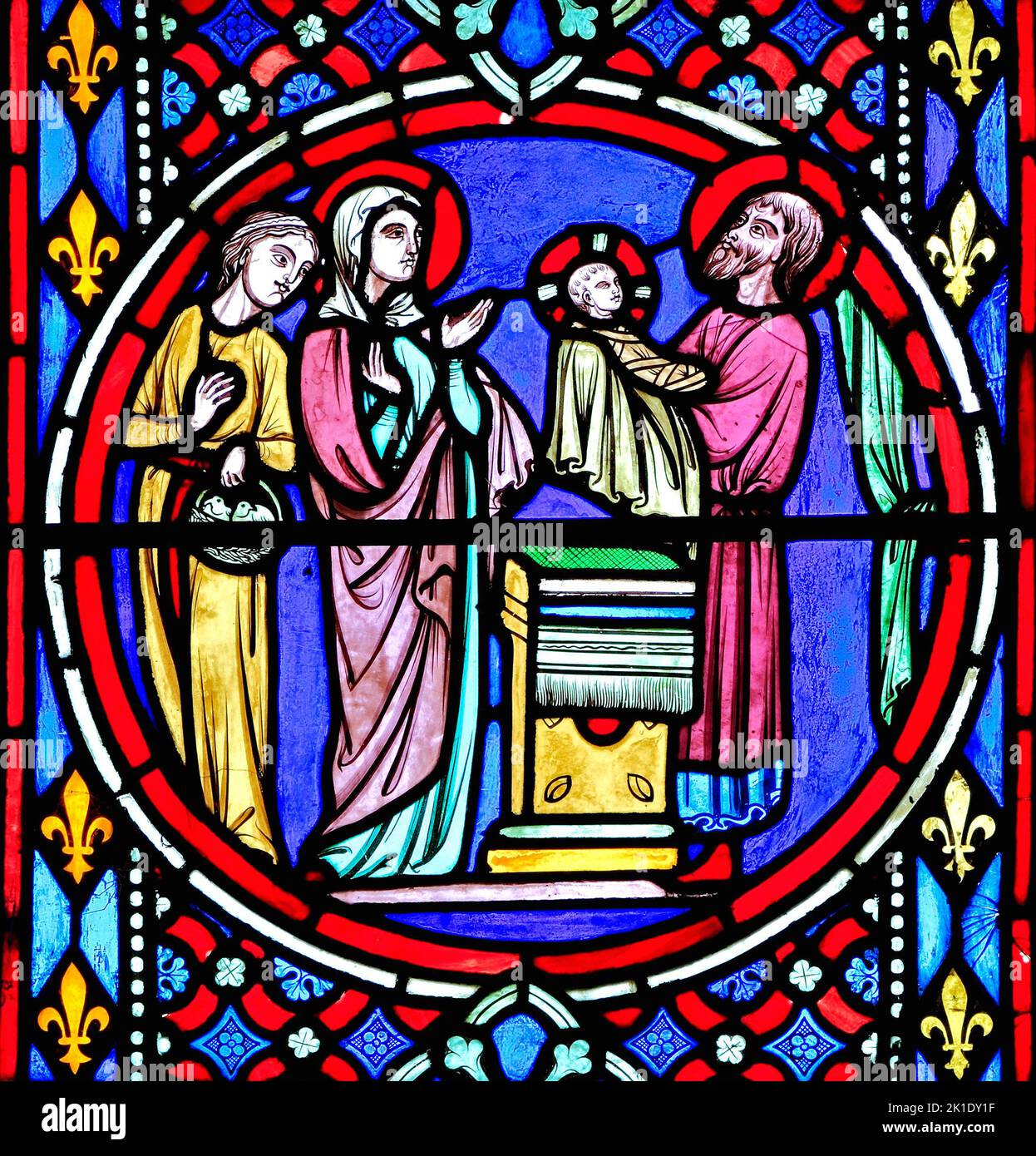 Ventana de la natividad, vidrieras de Oudinot de París, en 1861, la Iglesia Feltwell, Norfolk, la presentación del niño Jesús en el Templo en Jerusalén. Foto de stock