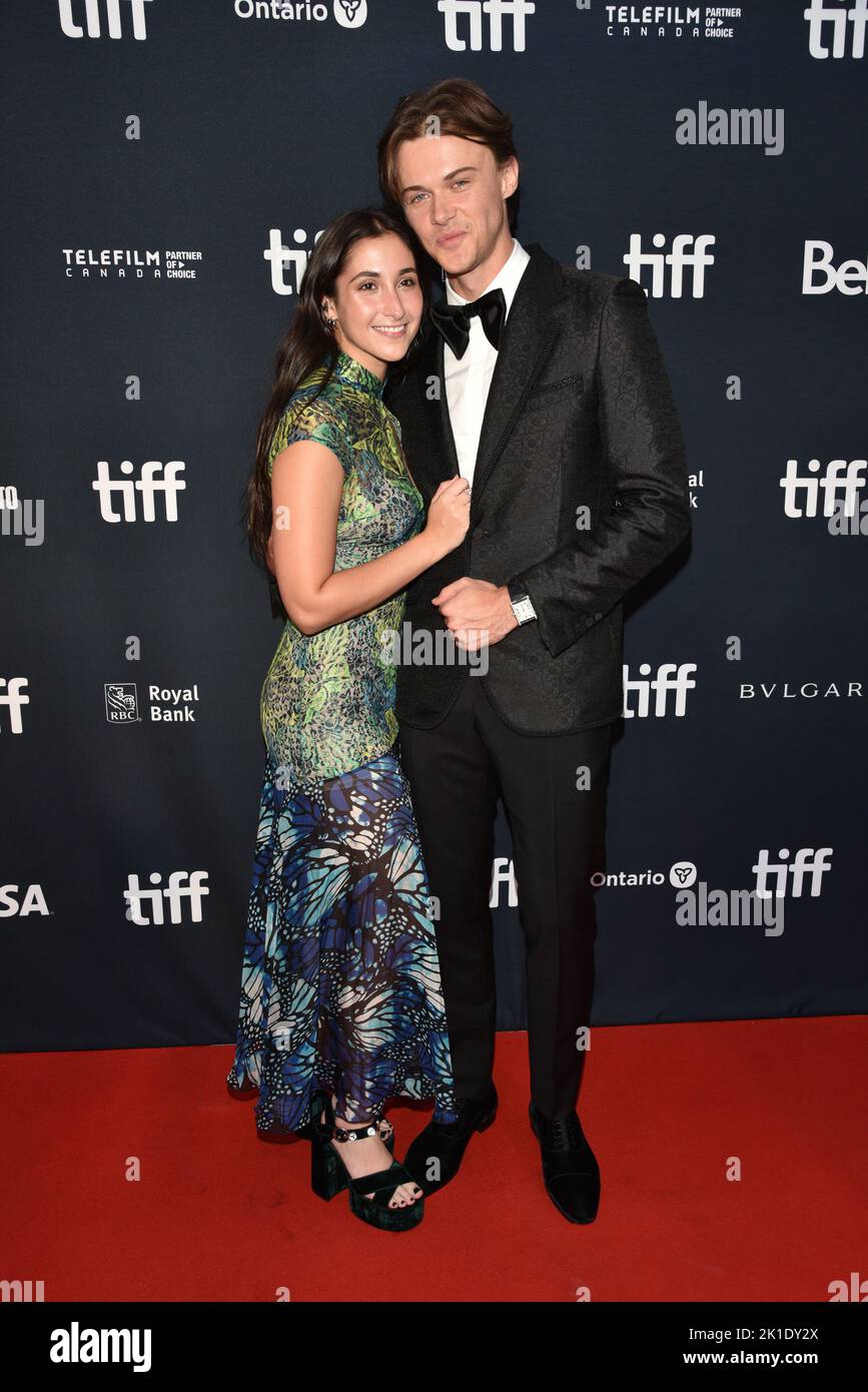 Isabel Machado y Christopher Briney llegan al estreno de Dalíland