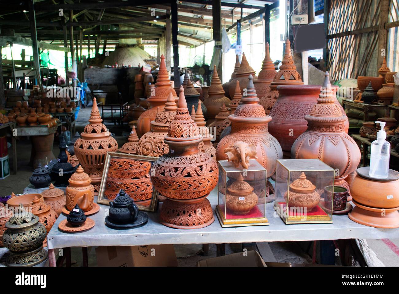 Artesanía local tienda de barro y escultura arte creativo estudio de  cerámica artesanal para la venta de espectáculos tailandés viajeros visita  viaje comprar en Koh Kret Fotografía de stock - Alamy