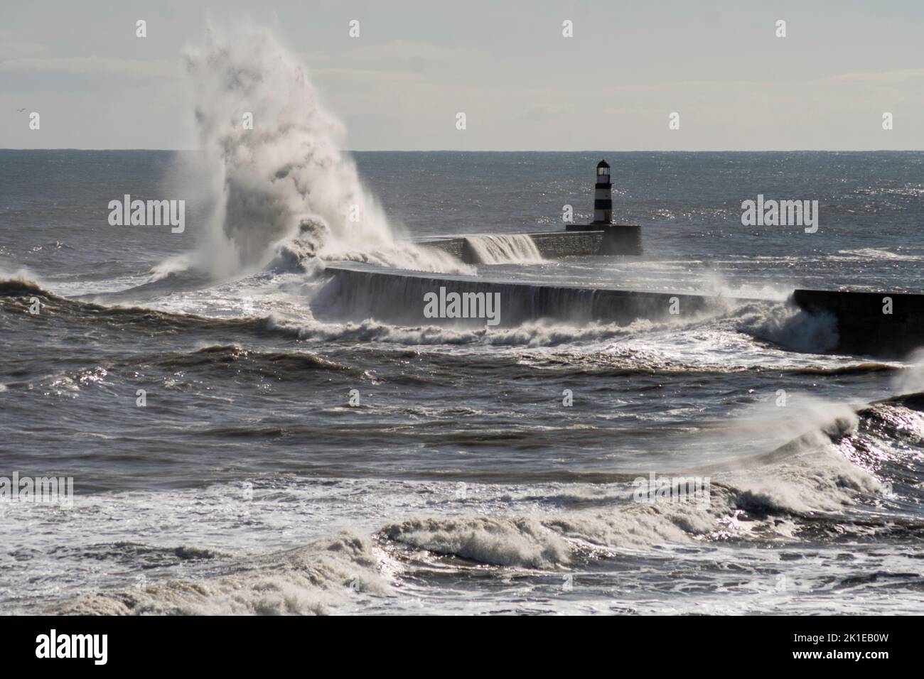 Tiempo en el Reino Unido Seaham 17-9-2022 Grandes olas rompen en el muelle en Seaham, Co. Durham, Inglaterra, Reino Unido Foto de stock