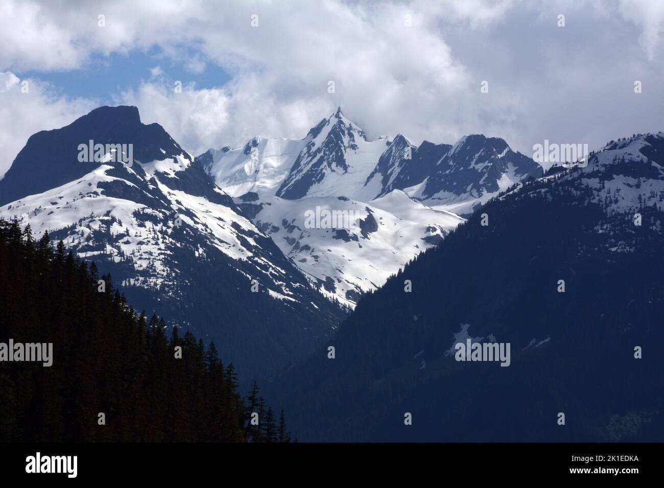 La cima glaciada del Monte Tantalus en la Cordillera Tantalus de las Montañas Costeras sobre el Valle Squamish, British Columbia, Canadá. Foto de stock
