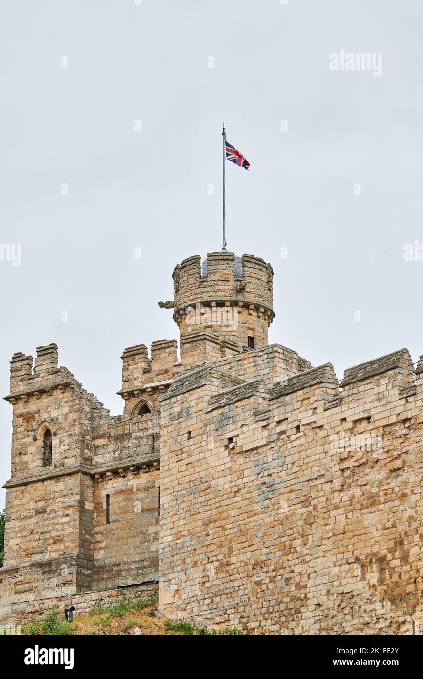 La bandera de la Unión se aletea sobre una torreta en el castillo normando en Lincoln, Inglaterra. Foto de stock