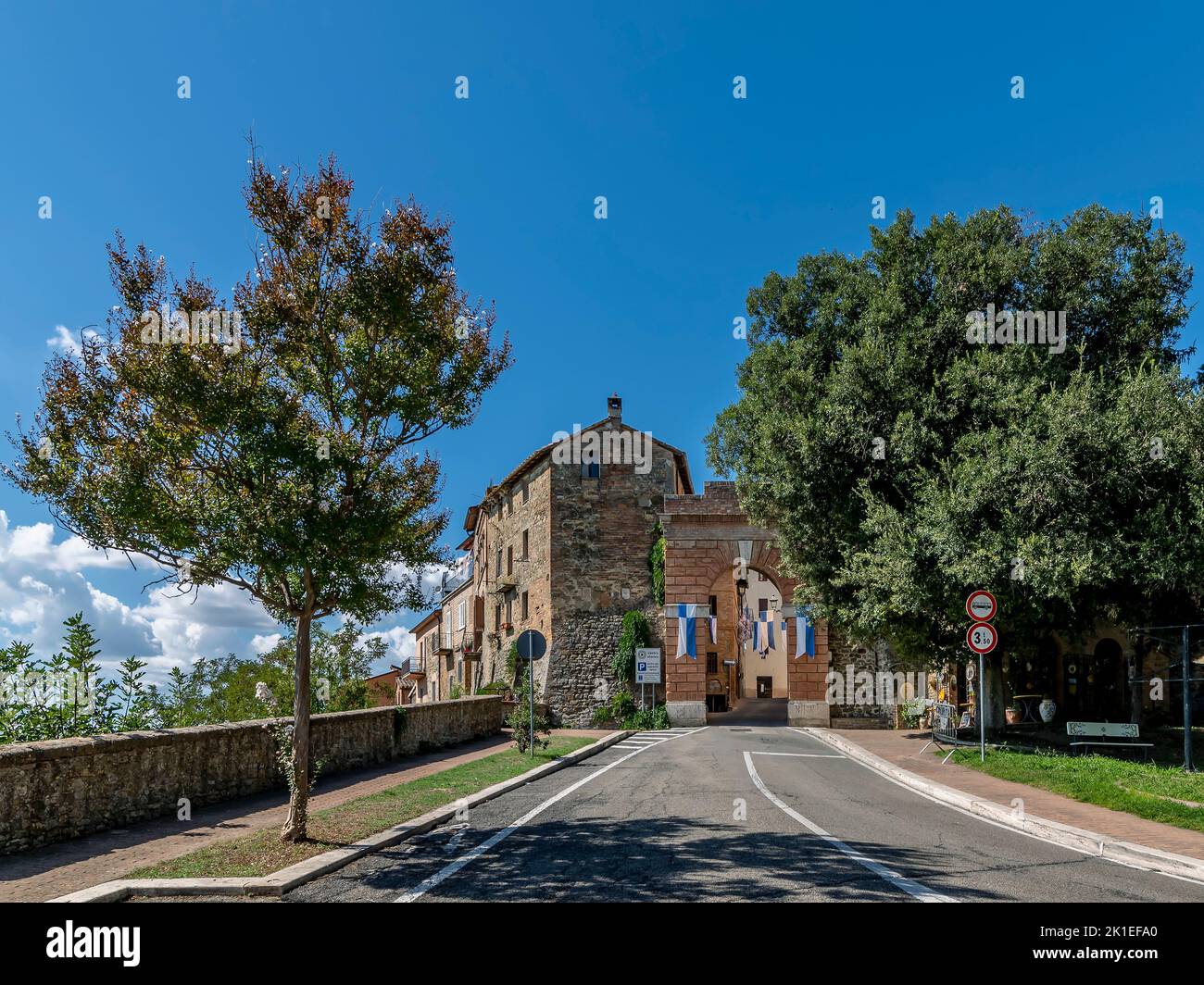 La antigua Porta San Michele Arcangelo tiene acceso al centro histórico de Deruta, Perugia, Italia Foto de stock