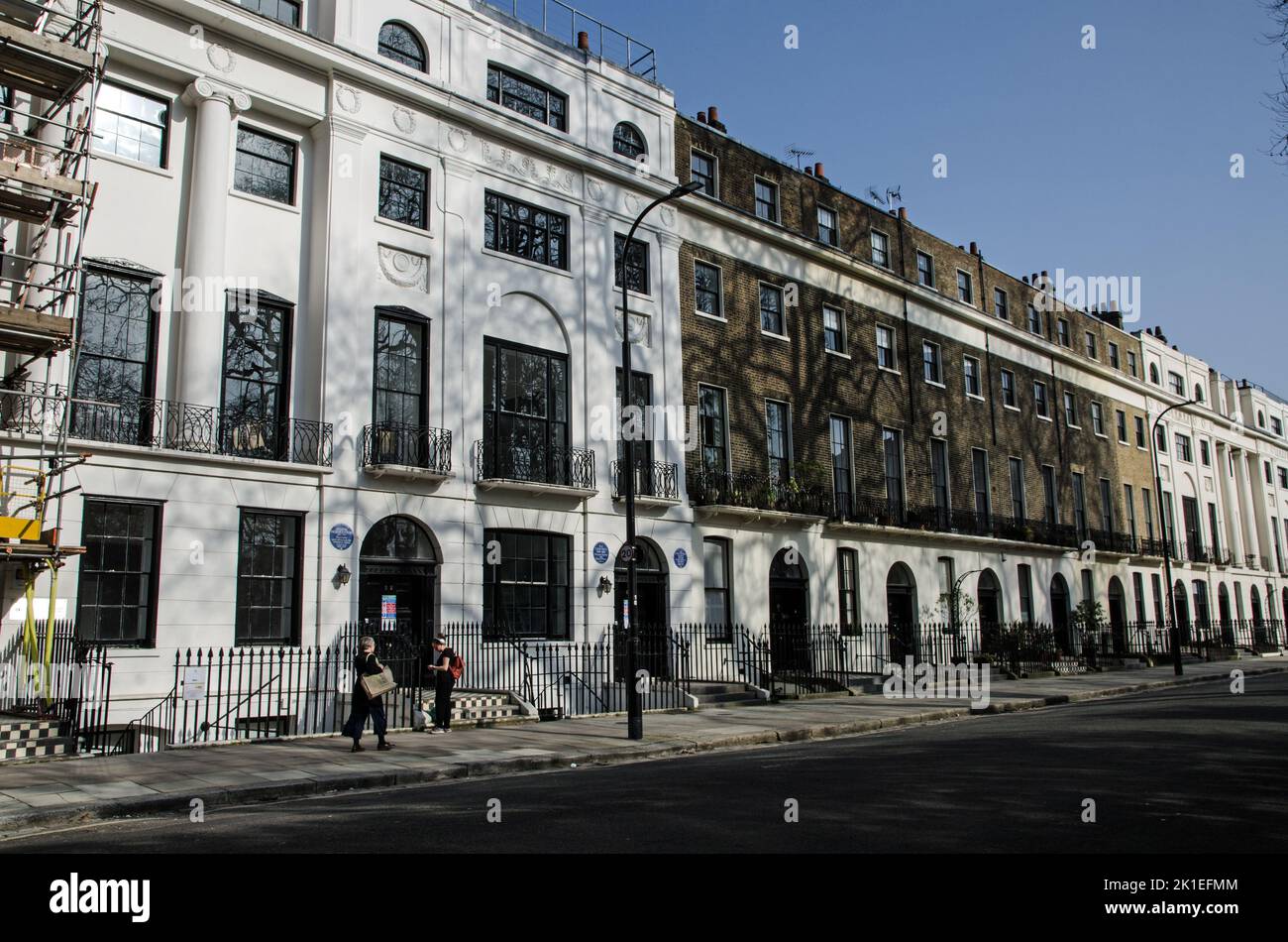 Londres, Reino Unido - 21 de marzo de 2022: Los peatones disfrutan del sol en la histórica Mecklenburgh Square, Bloomsbury, en el centro de Londres. Las placas azules encendido Foto de stock