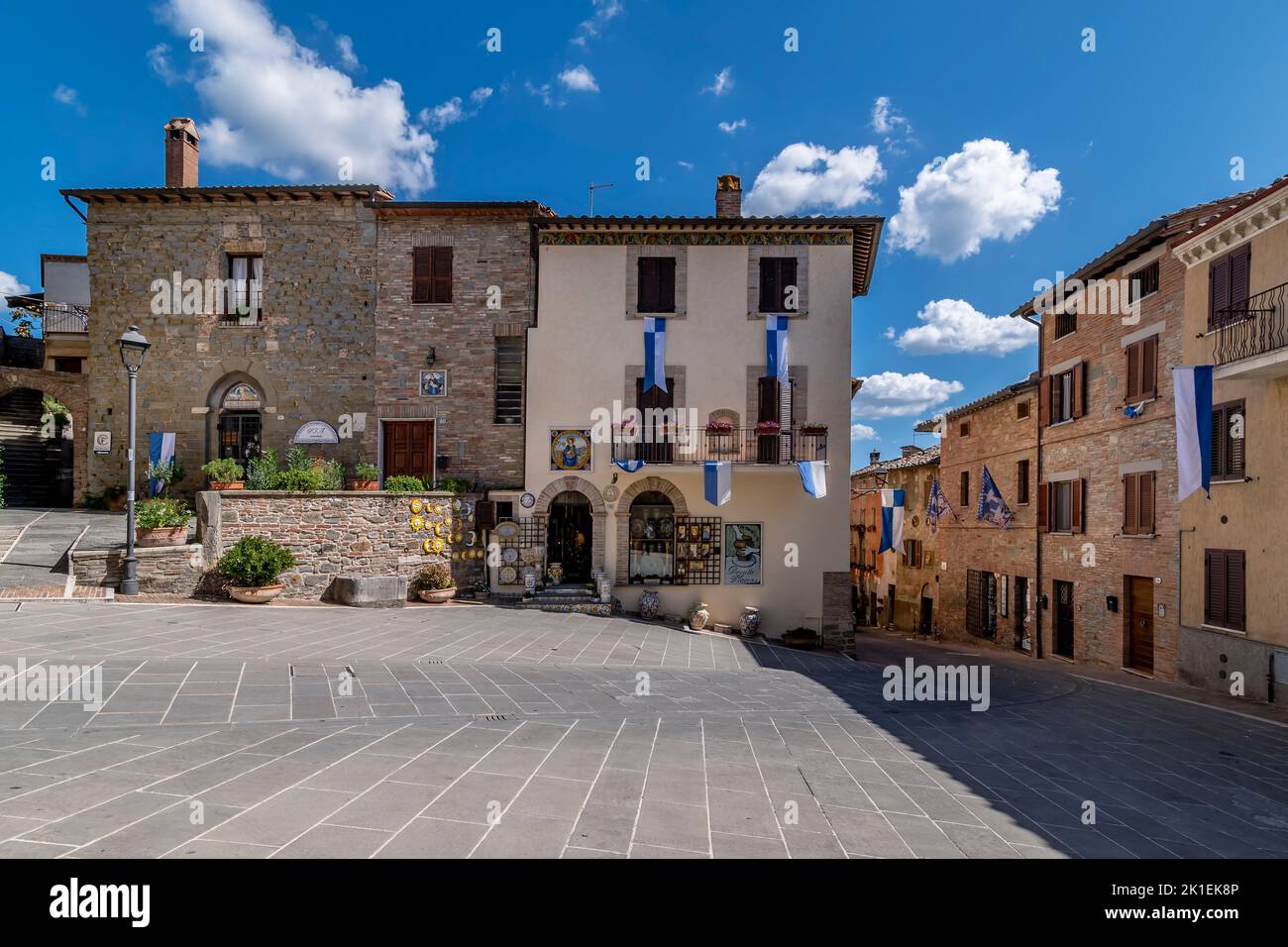 Un vistazo al centro histórico de Deruta, Perugia, Italia, con las tiendas de cerámica Foto de stock