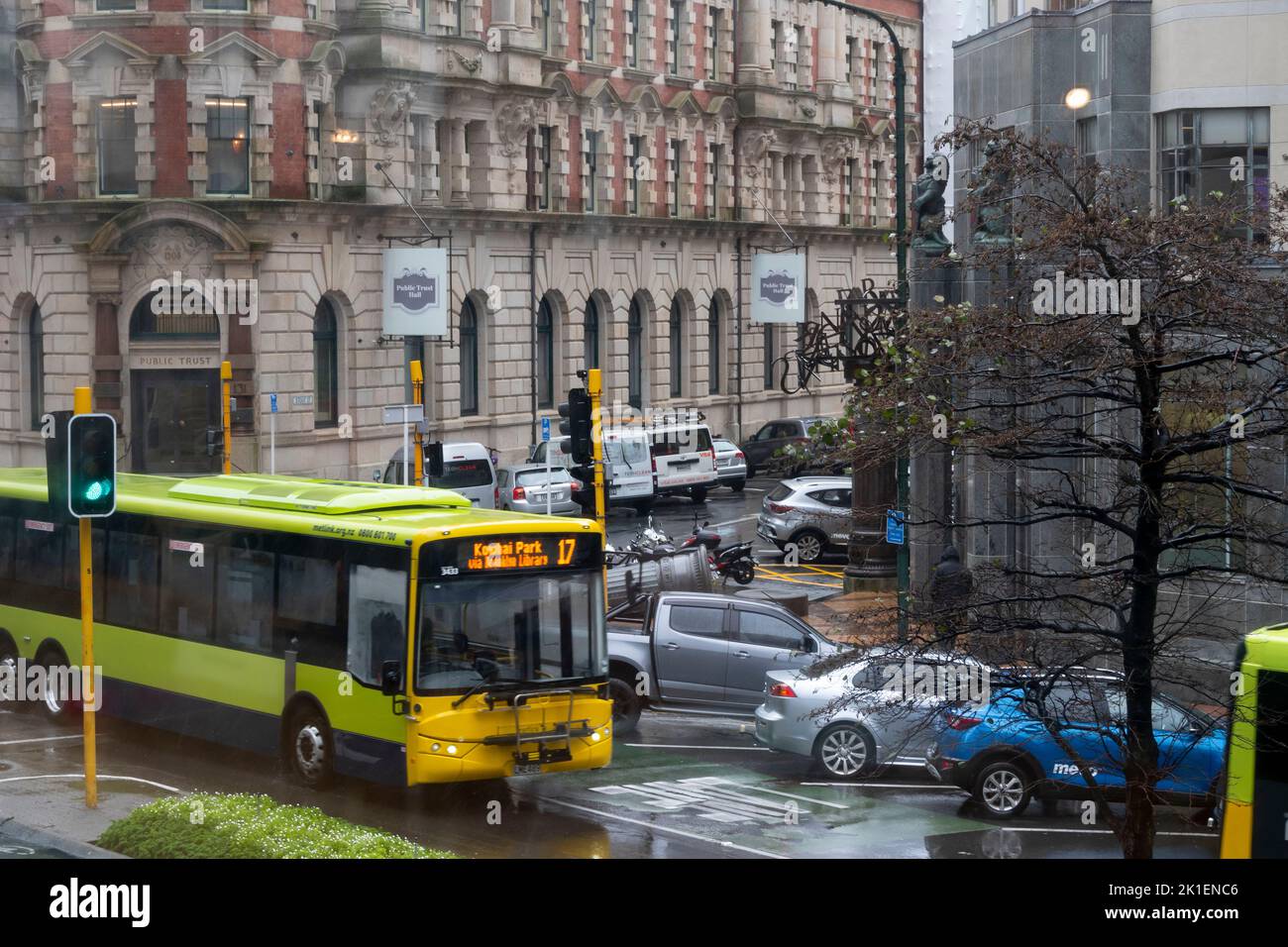 Autobuses y tráfico en Lambton Quay, Wellington, Isla Norte, Nueva Zelanda Foto de stock