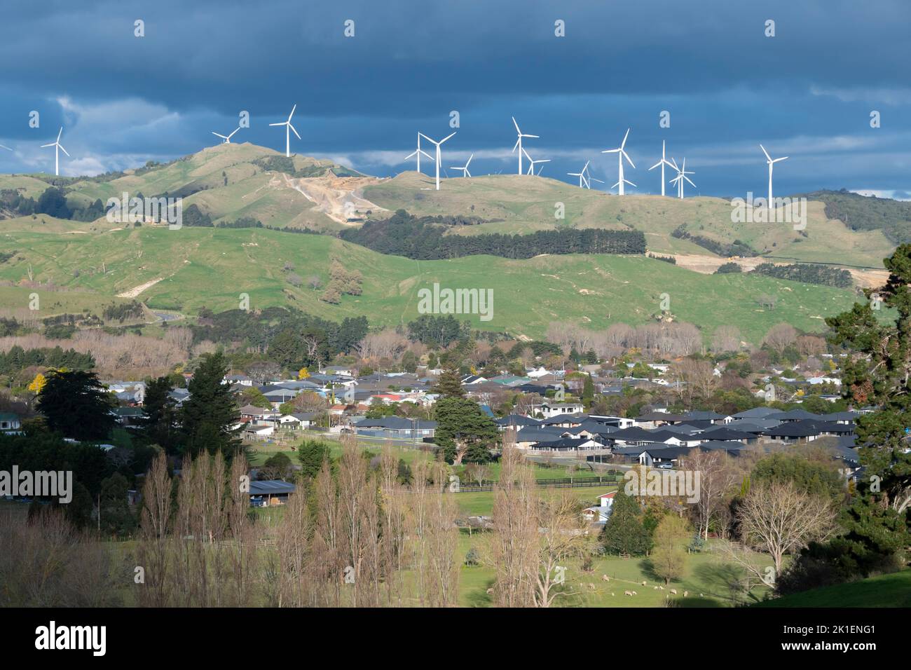 Turbinas de viento por encima de Ashurst, Distrito de Tararua, Isla Norte, Nueva Zelanda Foto de stock