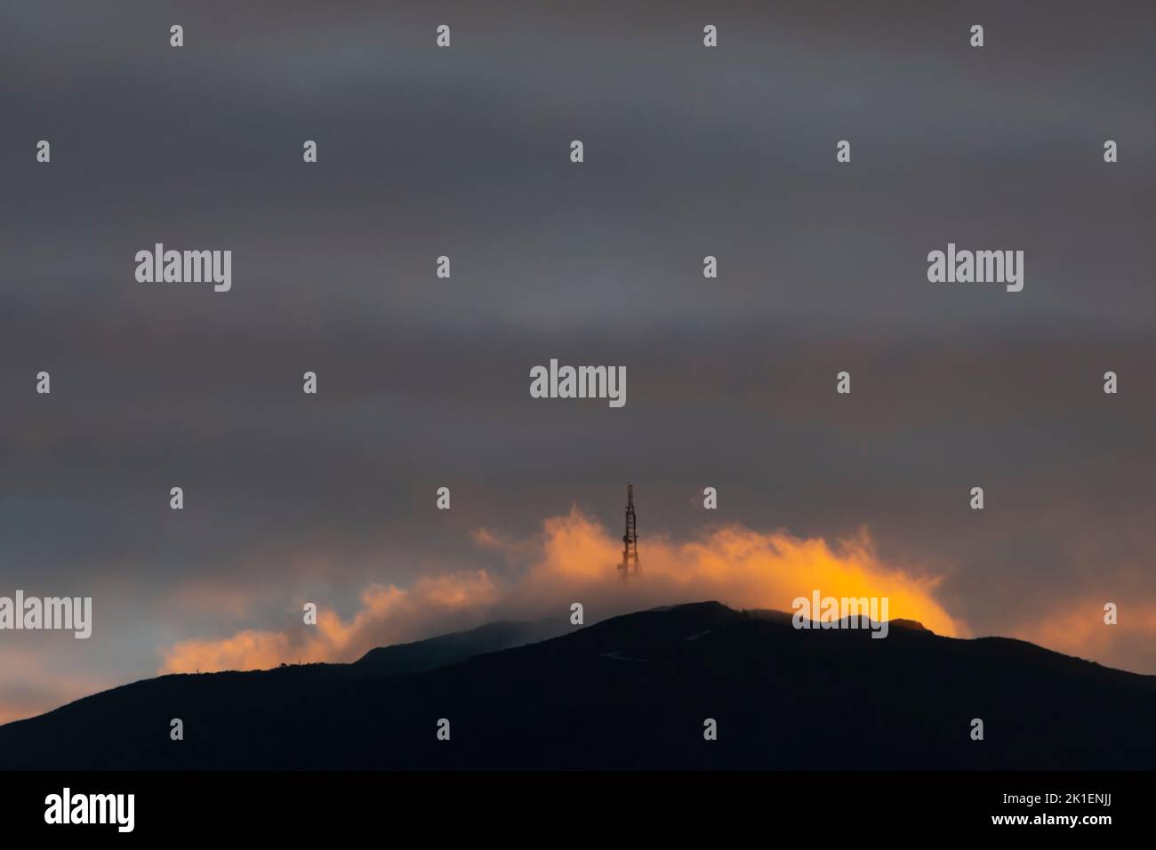 Transmisor de radio sobre las nubes en Wharite Peak, Ruahine Range, Woodville, Tararua District, North Island, Nueva Zelanda Foto de stock