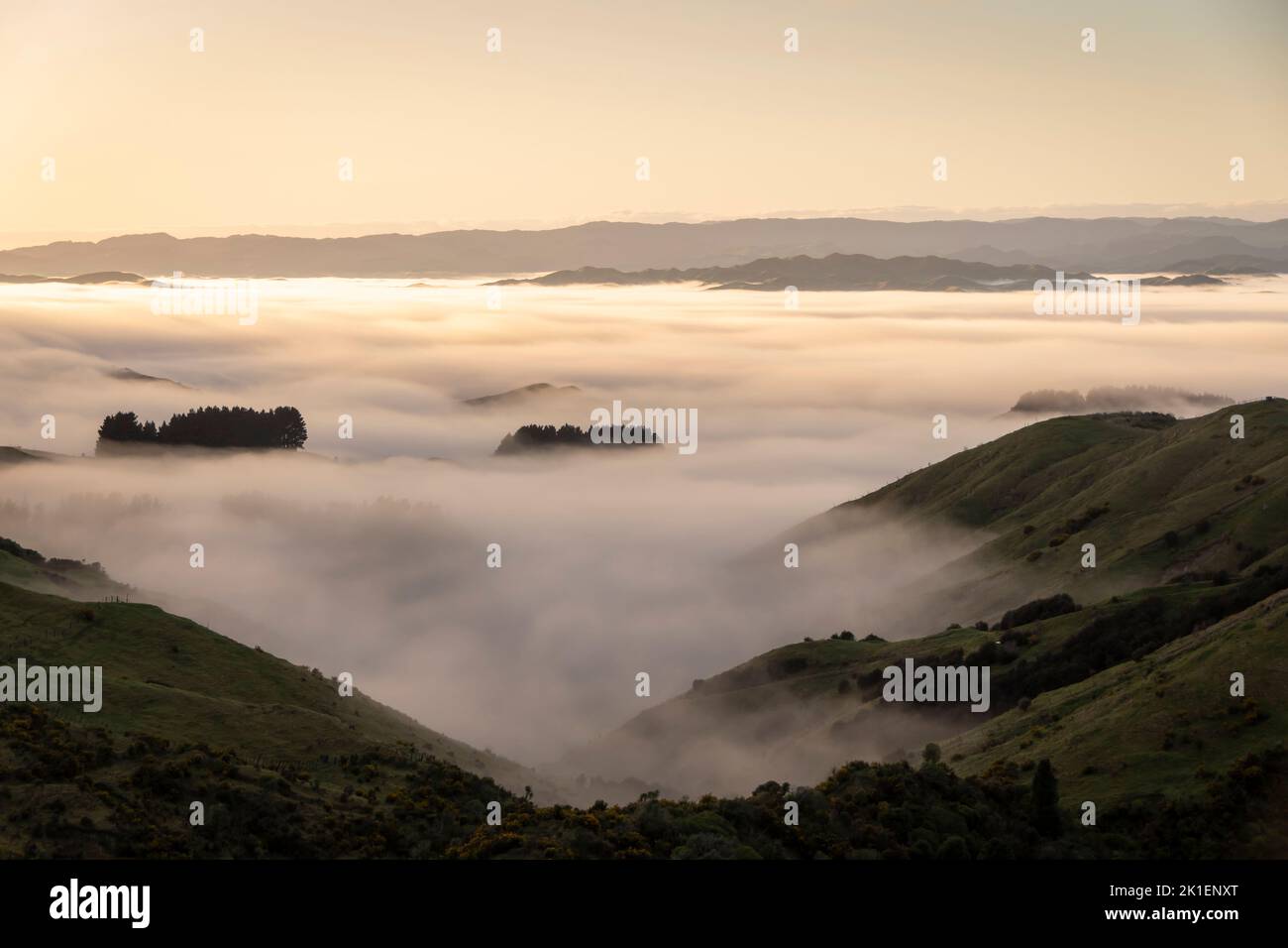 Nubes sobre el Valle de Manawatu, cerca de Woodville, Distrito de Tararua, Isla Norte, Nueva Zelanda Foto de stock