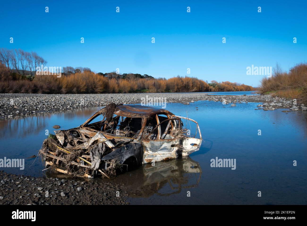 Coche naufragado en el río Pohangina, Ashurst, Manawatu, Isla del Norte, Nueva Zelanda Foto de stock