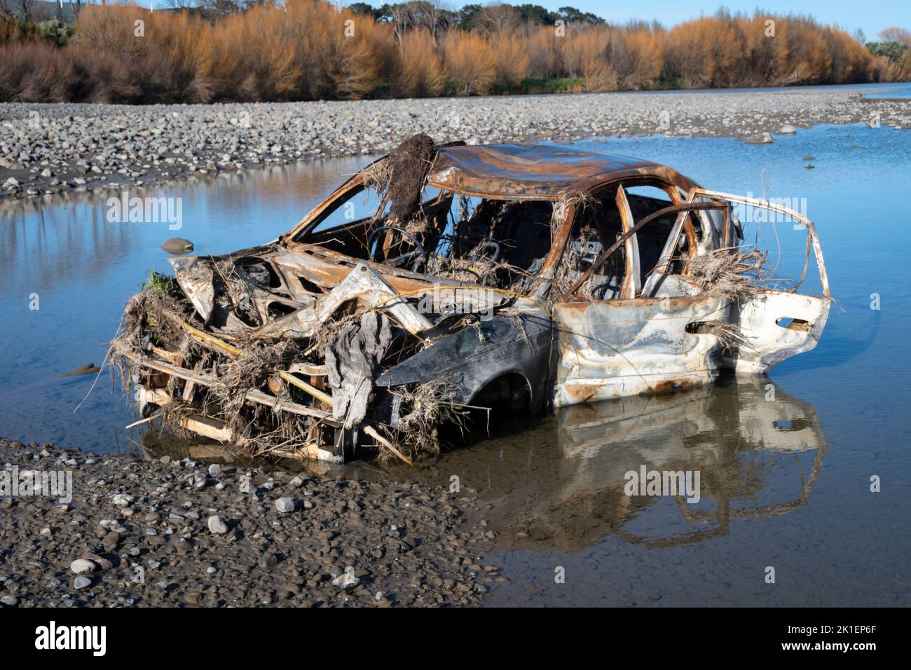 Coche naufragado en el río Pohangina, Ashurst, Manawatu, Isla del Norte, Nueva Zelanda Foto de stock