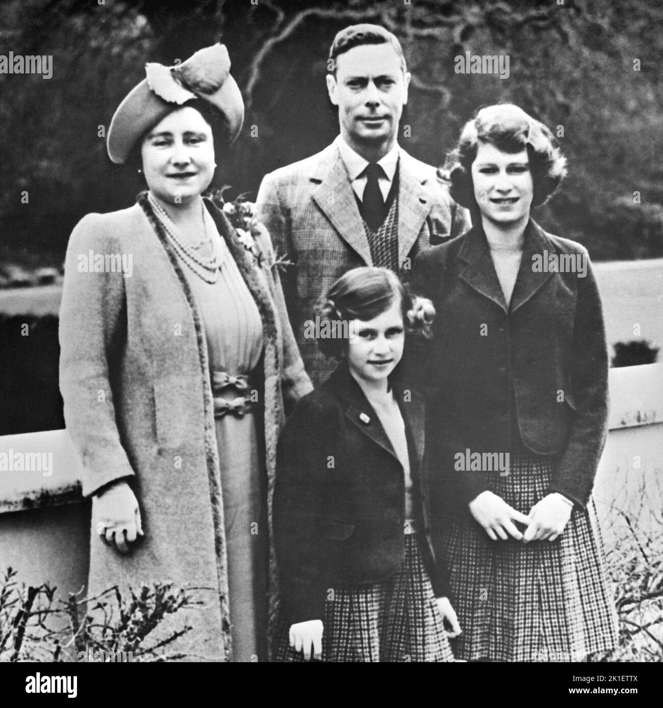 Foto de archivo fechada el 01/01/1938 del rey Jorge VI, su esposa la reina Isabel y sus dos hijas, la princesa Isabel (ahora reina Isabel II, derecha) y la princesa Margarita. Fecha de emisión: Domingo 18 de Septiembre de 2022.. El crédito de la foto debe decir: PA Wire Foto de stock