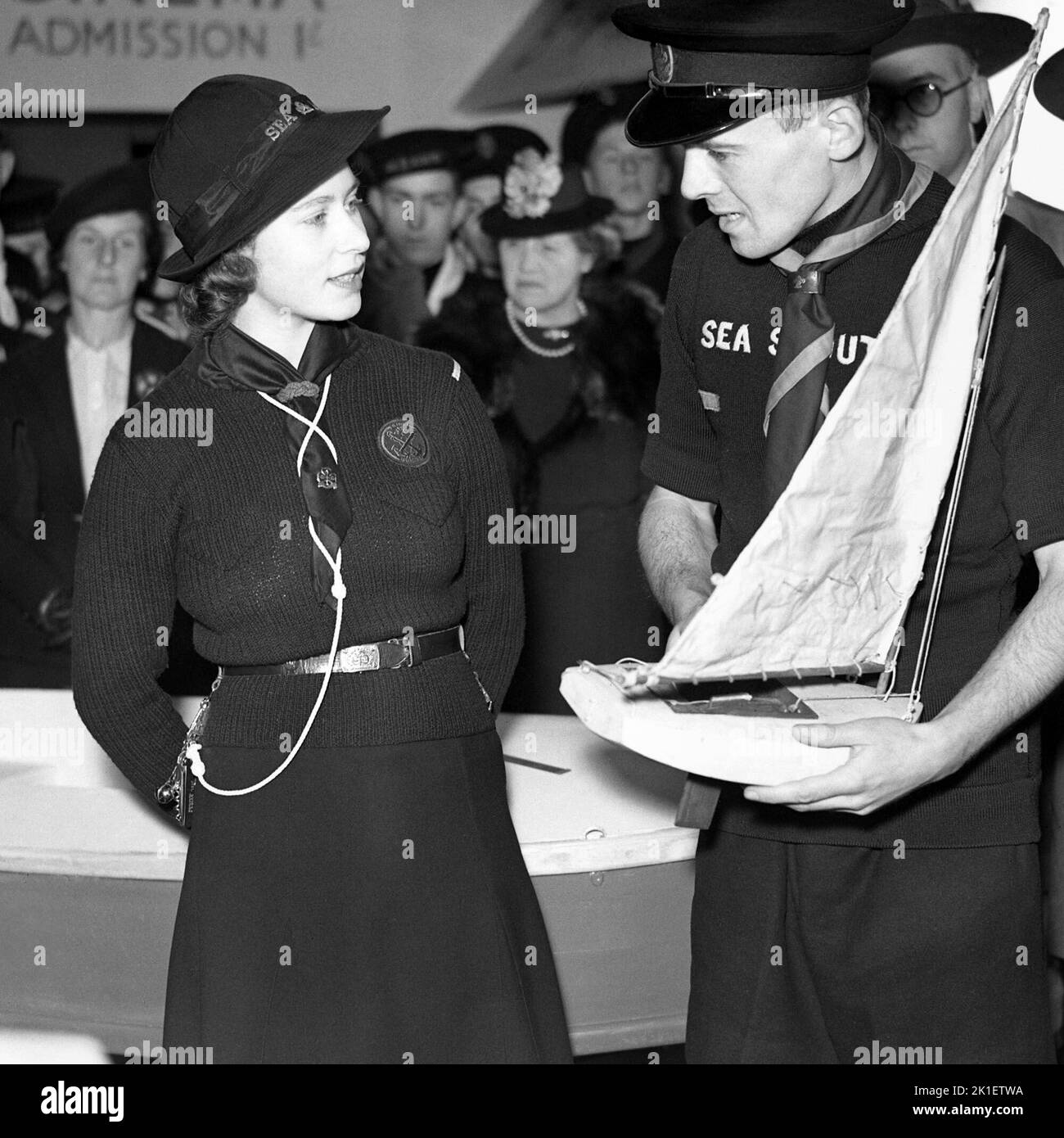 Foto de archivo dated18/04/1944 de la Princesa Isabel (ahora Reina Isabel II) visitando la Exposición Nacional de los Scouts del Mar en la Sede de Escocia en Londres en Buckingham Gate. Fecha de emisión: Domingo 18 de Septiembre de 2022.. El crédito de la foto debe decir: PA Wire Foto de stock
