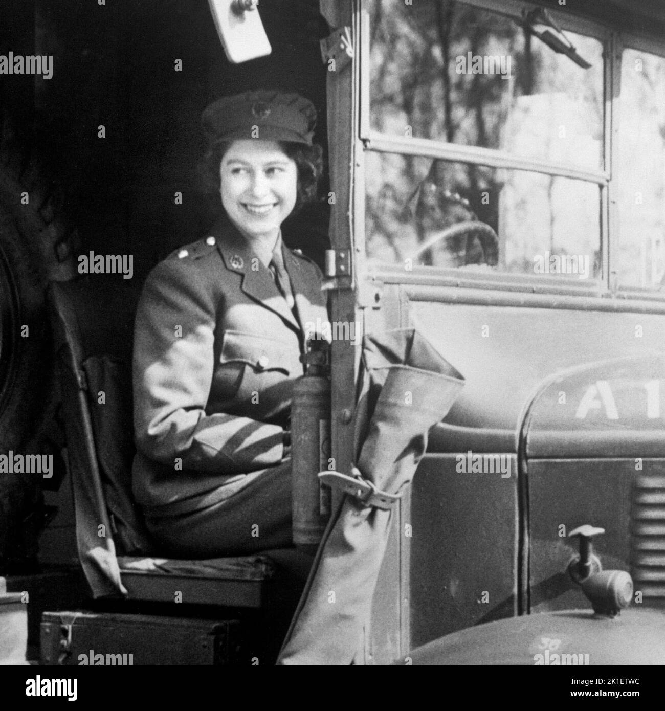 Foto del archivo de fecha 01/01/1945 de la Princesa Isabel (ahora Reina Isabel II) al volante de un vehículo del Ejército cuando sirvió durante la Segunda Guerra Mundial en el Servicio Territorial Auxiliar. Fecha de emisión: Domingo 18 de Septiembre de 2022.. El crédito de la foto debe decir: PA Wire Foto de stock