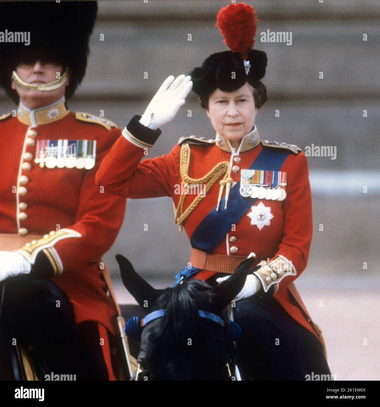 Foto del archivo de fecha 15/06/85 de la Reina Isabel II saludando a los regimientos de la Guardia Doméstica durante la ceremonia de Trooping of the Colour en Londres. Fecha de emisión: Domingo 18 de Septiembre de 2022.. El crédito de la foto debe decir: PA Wire Foto de stock