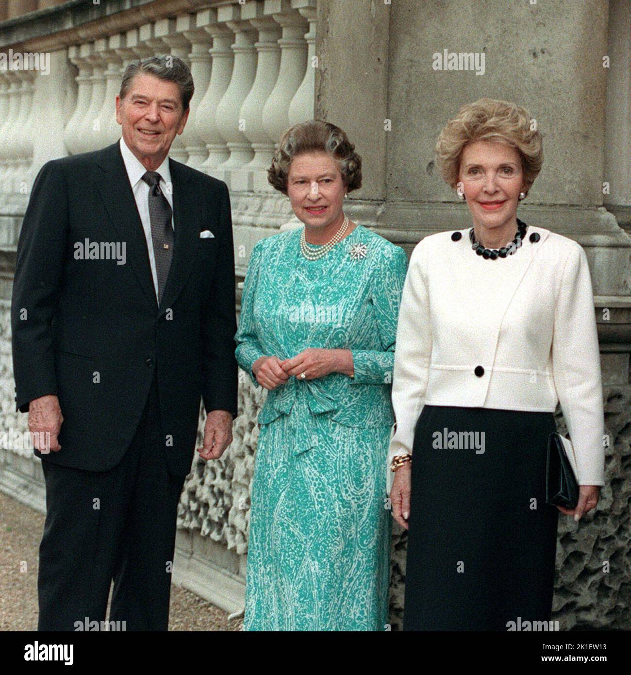 Foto del archivo fechada el 14/06/89 de la Reina Isabel II (centro) con el presidente estadounidense Ronald Reagan y su esposa Nancy en el Palacio de Buckingham en Londres. Fecha de emisión: Domingo 18 de Septiembre de 2022.. El crédito de la foto debe decir: PA Wire Foto de stock