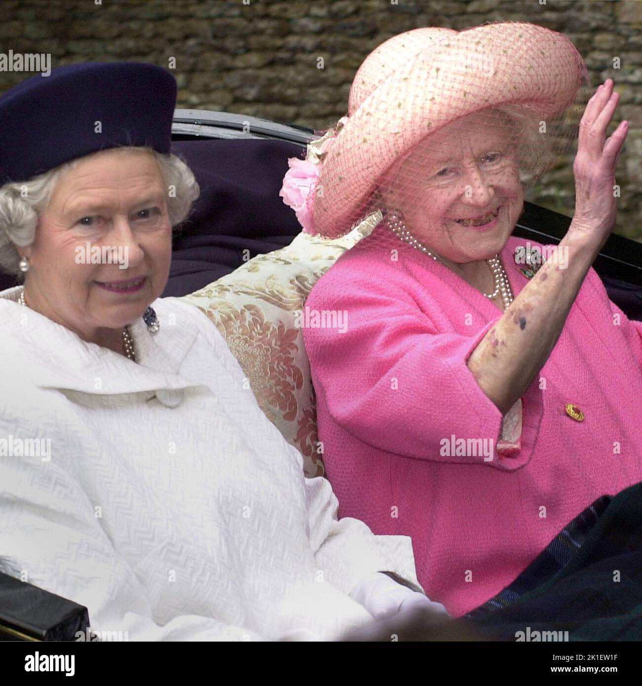 Foto del archivo de fecha 23/07/00 de la Reina Isabel II (izquierda) y la Reina Madre dejando la iglesia en carruaje tirado por caballos en Sandringham Estate, Norfolk. Fecha de emisión: Domingo 18 de Septiembre de 2022.. El crédito de la foto debe decir: Stefan Rousseau/PA Wire Foto de stock