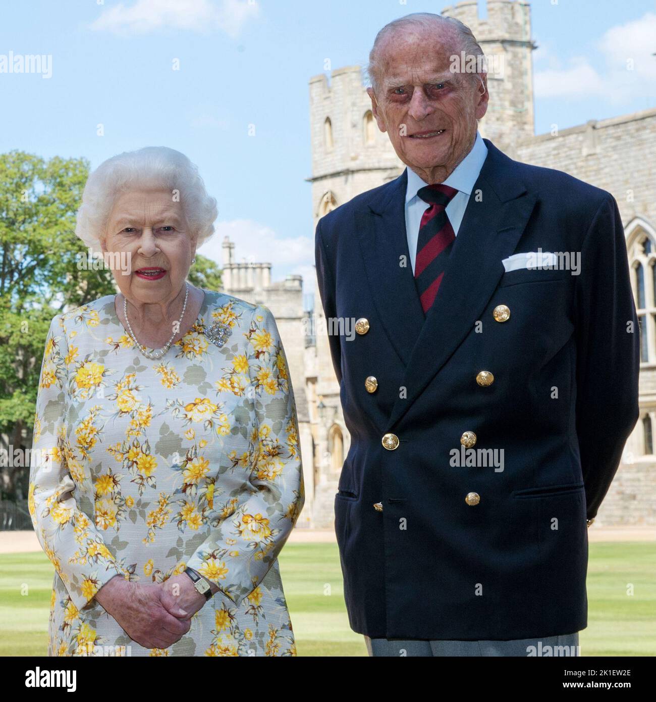 Foto del archivo fechada el 1/6/2020 de la reina Isabel II y el duque de Edimburgo fotografiada en el cuadrilátero del Castillo de Windsor antes de su cumpleaños número 99th. Foto de stock