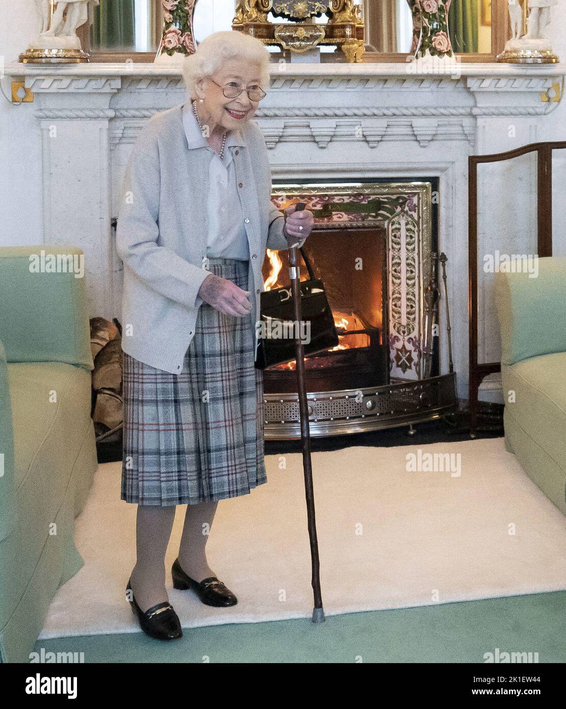Foto de archivo de fecha 06/09/2022 de la Reina Isabel II esperando en la Sala de Dibujo antes de recibir a Liz Truss para una audiencia en Balmoral, Escocia, donde invitó al recién elegido líder del Partido Conservador a convertirse en Primer Ministro y formar un nuevo gobierno. Fecha de emisión: Domingo 18 de Septiembre de 2022. Foto de stock