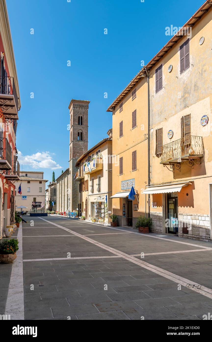 La céntrica Piazza dei Consoli en el centro histórico de Deruta, Perugia, Italia Foto de stock