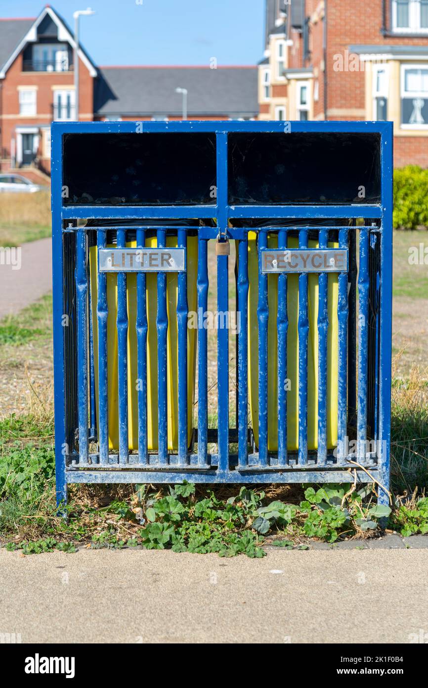 Contenedor combinado de residuos de basura y reciclaje, Felixstowe, Suffolk, Inglaterra, Reino Unido Foto de stock