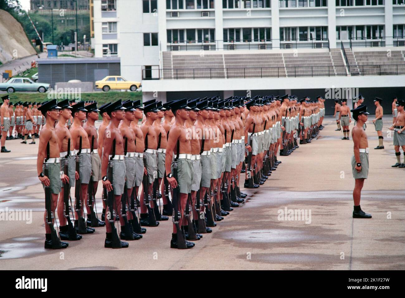 Recluta a los agentes de policía Practique ejercicios de footdrill en la Escuela de Entrenamiento Policial Drill Square, Wong Chuk Hang, Aberdeen, Hong Kong Verano 1984 Foto de stock